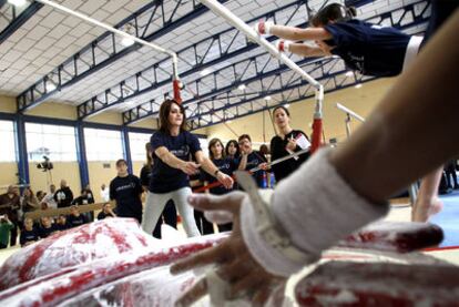 La gimnasta Nadia Comaneci, durante el entrenamiento en el polideportivo de San Blas.