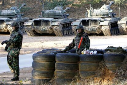 Soldados surcoreanos hacen guardia en la base de la isla de Yeonpyeong.