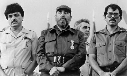 Fidel Castro (centro) posa con el presidente y vicepresidente de Nicaragua Daniel Ortega (d) y Sergio Ramírez (izquierda) mientras participan en la inauguración de 'Victoria de Julio', en Managua 