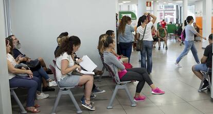 Varias personas en la oficina de empleo de Dos Hermanas, Sevilla.