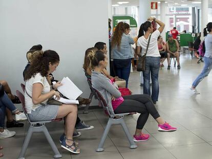 Varias personas en la oficina de empleo de Dos Hermanas, Sevilla.