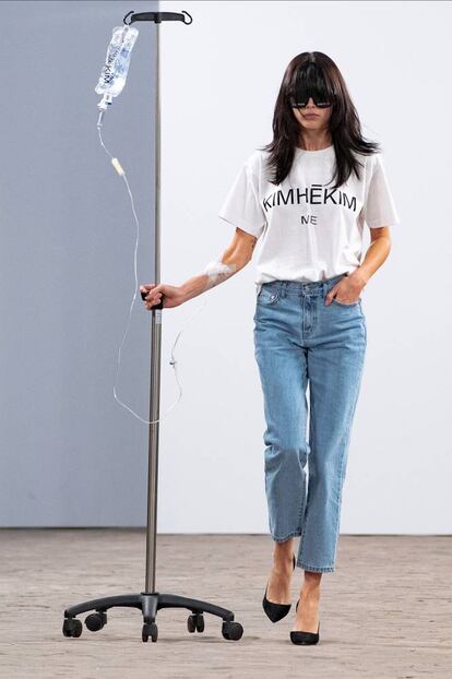 Una modelo luce prendas del diseñador coreano Kiminte Kimhekim, durante la Semana de la Moda de París (Francia).
