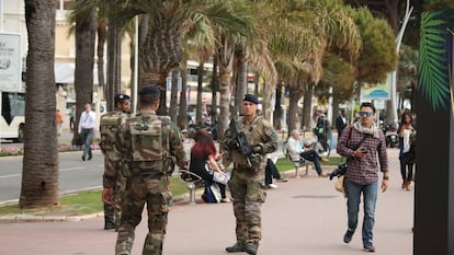 Militares franceses patrulham Cannes durante o festival de cinema.