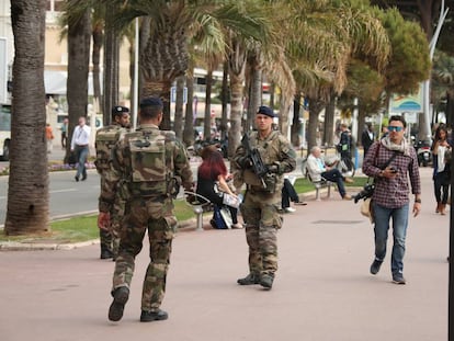 Militares franceses patrulham Cannes durante o festival de cinema.