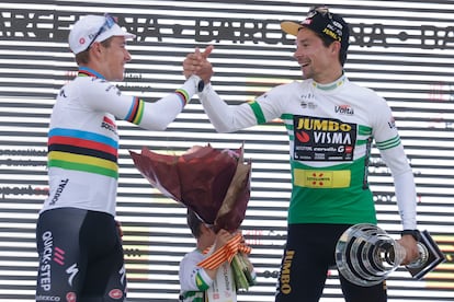 Evenepoel y Roglic se dan la mano tras acabar la Volta.