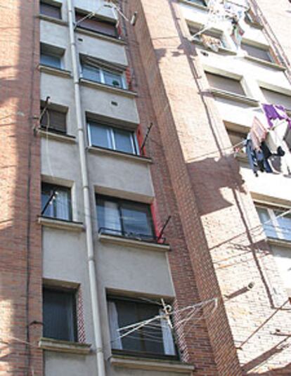 Edificio donde residía la mujer fallecida al caer de una ventana.