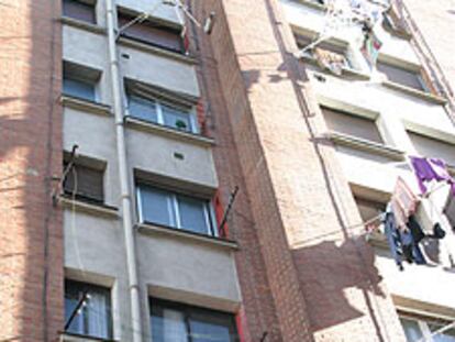 Edificio donde residía la mujer fallecida al caer de una ventana.