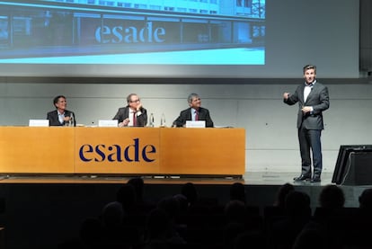 El presidente de EY España, Federico Linares, inauguró este jueves el año académico de Esade, acompañado, entre otros, por el director general de la escuela, Xavier Mendoza, y donde animó a los alumnos a ejercer su influencia para crear impacto social.