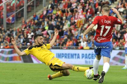 El defensa de l'Osasuna Oier Sanjurjo (e9 lluita una pilota al defensa del Girona Clerc (d).