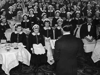 Camareras en un restaurante de Londres, recibiendo sus instrucciones en 1939.