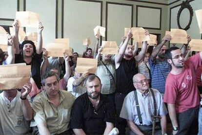 Simpatizantes de Batasuna protestan en 2003 durante la toma de posesión del alcalde socialista de Andoain.