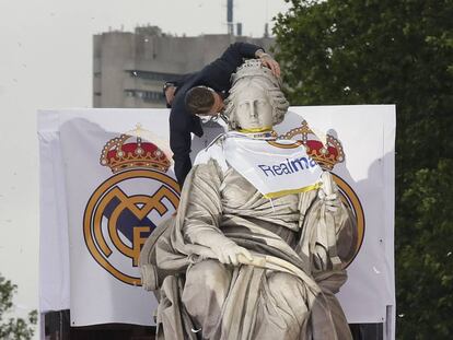 Sergio Ramos besa a la Cibeles durante la celebración de la victoria de la undécima copa de la Champions League.