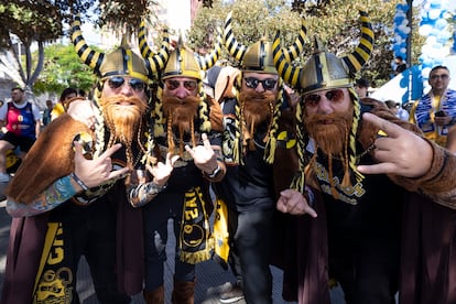 Los vikingos de Tenerife, habituales desde 2018, regresan con sus cascos y sus barbas, y con mangas de tatuajes postizos, animando el pasacalles.