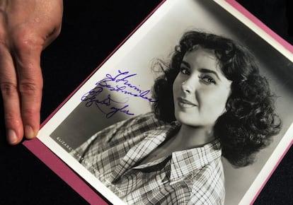 Este retrato autografiado de Elisabeth Taylor, valorado entre 2.500 y 3.000 dólares (1.700 y 2.000 euros) forma parte de los 600 lotes de manuscritos, fotografías y otros objetos de la colección que Charles Williamson y Tucker Fleming acumularon a lo largo de 54 años de coleccionismo.