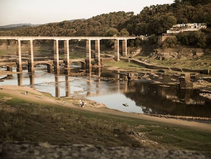 Vistas del embalse de Belesar, el mayor de Galicia, a su paso por Portomar&iacute;n.