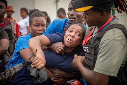 La esposa de un periodista reacciona a las afueras del hospital La Paixe, en Puerto Príncipe, Haití.