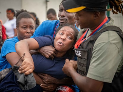 La esposa de un periodista reacciona a las afueras del hospital La Paixe, en Puerto Príncipe, Haití.