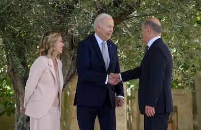 Meloni observa al presidente de los Estados Unidos, Joe Biden, saludar al canciller alemán, Olaf Scholz, durante la cumbre del G-7.