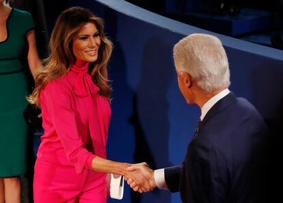 Melania Trump saludando a Bill Clinton durante el debate.