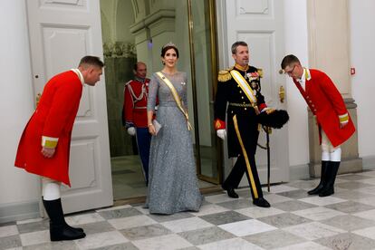  El príncipe Federico de Dinamarca y la princesa María a su llegada a la cena de gala ofrecida en el Palacio de Christiansborg, dentro de la visita de estado de tres días de los reyes de España a Dinamarca, este lunes en Copenhague. 
