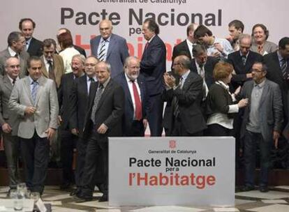 Representantes de la Generalitat y de diversas organizaciones catalanas, en la presentación del Pacto Nacional por la Vivienda.