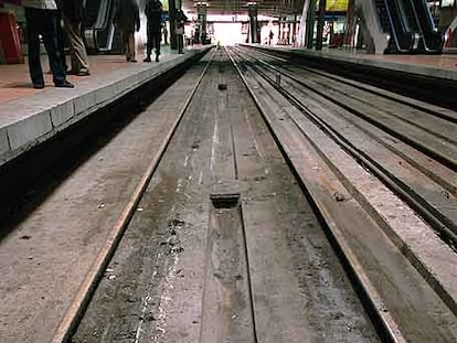 La estación ferroviaria de Atocha, en una imagen del 12 de marzo de 2004, al día siguiente de los atentados contra los trenes de cercanías.