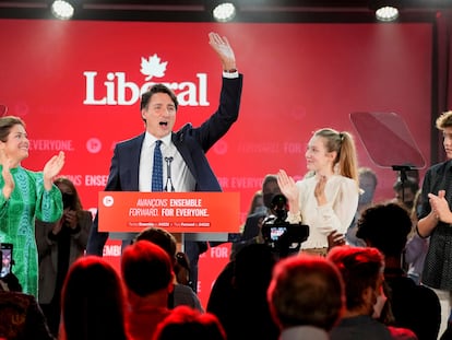 O primeiro-ministro Justin Trudeau com sua família em seu discurso de vitória na noite da eleição.