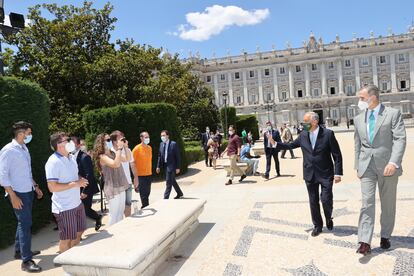 El rey Felipe VI pasea por las inmediaciones del Teatro Real junto al presidente de Portugal.
