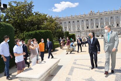 El rey Felipe VI pasea por las inmediaciones del Teatro Real junto al presidente de Portugal. 