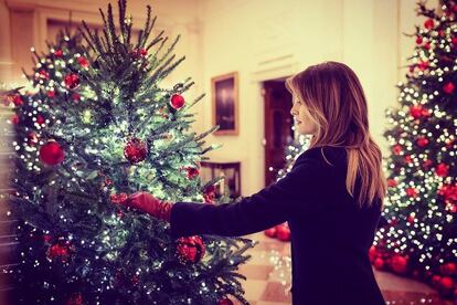 Melania Trump le dio la bienvenida a la Navidad por todo lo alto. Decenas de árboles tradicionales iluminados, un pasillo de árboles de color rojo sangre y adornos con la frase "Be Best" son solo algunas de las extravagancias que ha estrenado la Primera Dama de Estados Unidos este año en la Casa Blanca.