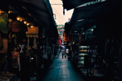 La isla de Taiwan está situada en una zona tropical en la que el sol aprieta con fuerza, por lo que muchos de sus mercados al aire libre (en la foto, Huangshi, en Taipei) cubren sus puestos con grandes toldos. El juego de sombras que generan, en contraste con las tenues luces interiores de los puestos, crean interesantes escenas a las que prestar atención.
