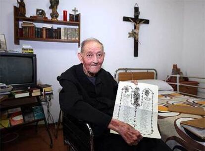 Santiago Casanova en la habitación de la residencia con uno de los <i>goigs</i> que ha coleccionado a lo largo de su vida.