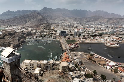 Vista de Adén desde las alturas de la Fortaleza de Sira. Destaca el puerto natural de esta ciudad milenaria construida en torno al cráter de un volcán. Es la capital provisional del país desde 2015.