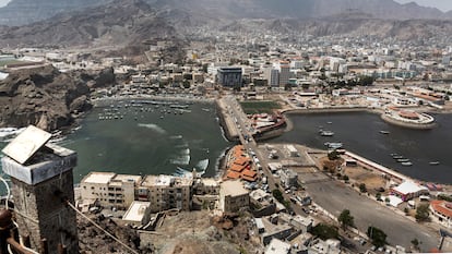 Vista de Adén desde las alturas de la Fortaleza de Sira. Destaca el puerto natural de esta ciudad milenaria construida en torno al cráter de un volcán. Es la capital provisional del país desde 2015.