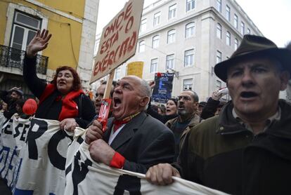 Un anciano grita mientras sostiene una pancarta que dice &quot;&iquest;D&oacute;nde est&aacute; el ej&eacute;rcito?&quot; durante la manifestaci&oacute;n en el centro de Lisboa.