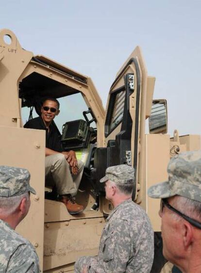 El candidato demócrata, Barack Obama, sentado en un vehículo blindado, charla con militares estadounidenses en Kuwait