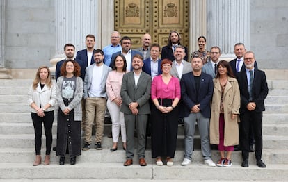 Diputados de los grupos firmantes presentan un recurso de la Ley de Libertad Educativa de la Comunidad Valenciana, frente al Congreso, este miércoles.