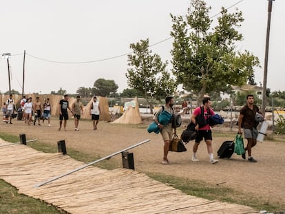 Vallas caídas y jóvenes marchándose del festival Medusa durante la mañana del sábado.