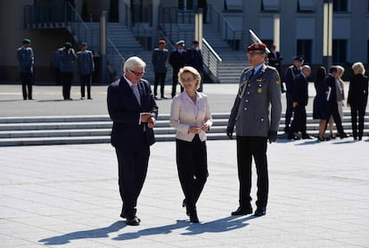 El ministro de Exteriores, Frank-Walter Steinmeier, y la ministra de Defensa, Ursula von der Leyen, en Berl&iacute;n.