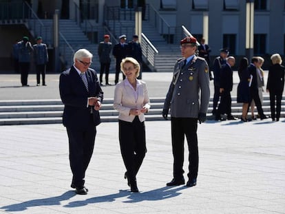 El ministro de Exteriores, Frank-Walter Steinmeier, y la ministra de Defensa, Ursula von der Leyen, en Berl&iacute;n.