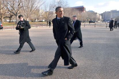 El persidente Obama, de camino a una reunión al lado de la Casa Blanca.