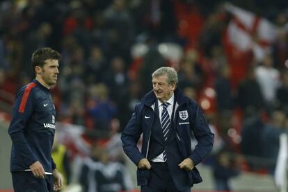 El seleccionador inglés Roy Hodgson, junto a Michael Carrick.
