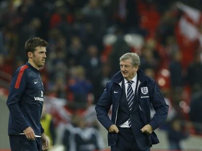 El seleccionador inglés Roy Hodgson, junto a Michael Carrick.