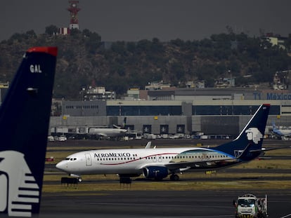 Un avión de Aeroméxico, en la pista del aeropuerto internacional de la Ciudad de México.