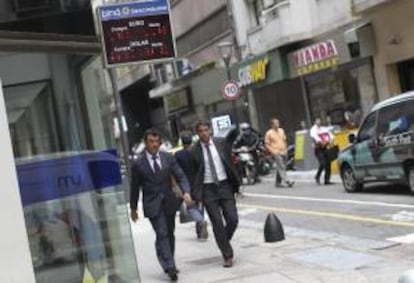 Vista de una casa de cambio de divisas en Buenos Aires. El Gobierno argentino anunció que permitirá a particulares adquirir divisa extranjera para tenencia y ahorro, en medio de un desplome del peso argentino frente al dólar sin precedentes en más de una década.