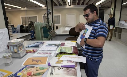 Javier Goñi, técnico braille de la Fundación ONCE, muestra algunos de los libros adaptados para personas ciegas.