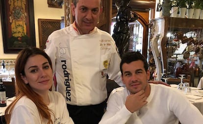 Blanca Suárez y Mario Casas comiendo en un asador en Ávila. 