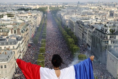 Miles de personas celebran la victoria de Francia en los Campos Elíseos de París.