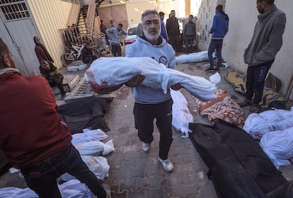 Un palestino sujeta el cadáver de un niño tras un ataque israelí en el campo de refugiados de Nusairat, este miércoles en el hospital de Deir el-Balah.