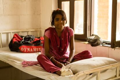 Shoba Kumari Yadab, también 18 y de Bihar, vuelve con su padre a su localidad natal después de medio año en Lalgadh. Ahora ya sabe las curas que necesita y, sobre todo, las condiciones de higiene y salubridad necesarias para evitar contagios.

